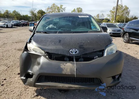 2012 Toyota Sienna z USA, uszkodzony, nr VIN 5TDZK3DC9CS275794